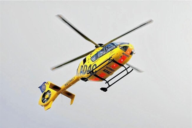 Schwerer Unfall zwischen Langenau und Kleinhartmannsdorf: Rettungshubschrauber im Einsatz - Ein Unfall forderte am Freitag auf der Straße zwischen Langenau und Kleinhartmannsdorf drei Verletzte. 