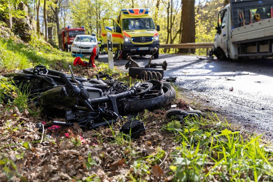 Schwerer Unfall zwischen Mulda und Lichtenberg: Motorradfahrer hatte keinen Führerschein - Der Aufprall war so heftig, dass beim Transporter die Vorderachse herausgerissen wurde.