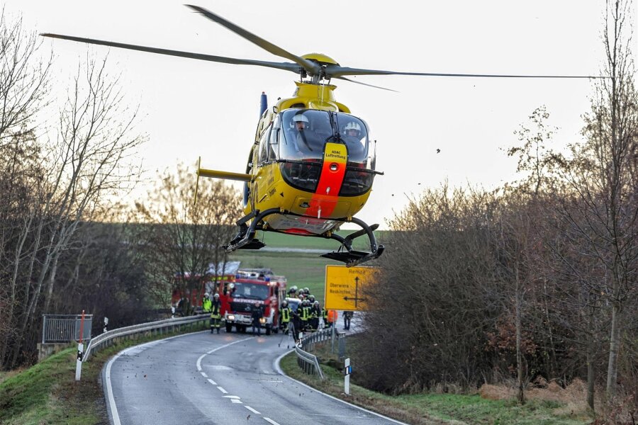 Schwerer Unfall zwischen Oberwiera und Glauchau: Feuerwehr spricht von einer „spiegelglatten Fahrbahn“ - Mit dem Rettungshubschrauber wurde ein Notarzt zur Einsatzstelle gebracht.