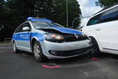 Schwerer Unfall zwischen Polizeiwagen und VW - Polizeibeamter schwer verletzt.