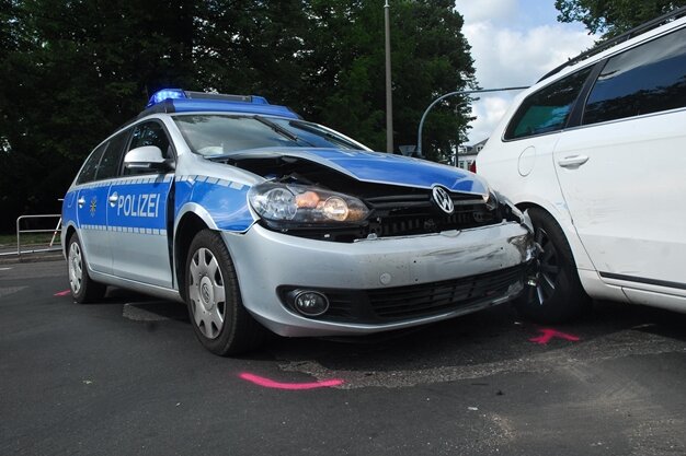 Schwerer Unfall zwischen Polizeiwagen und VW - Polizeibeamter schwer verletzt.