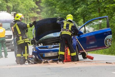 Schwerer Unfall zwischen Tannenberg und Geyer - Autofahrerin schwer verletzt - 