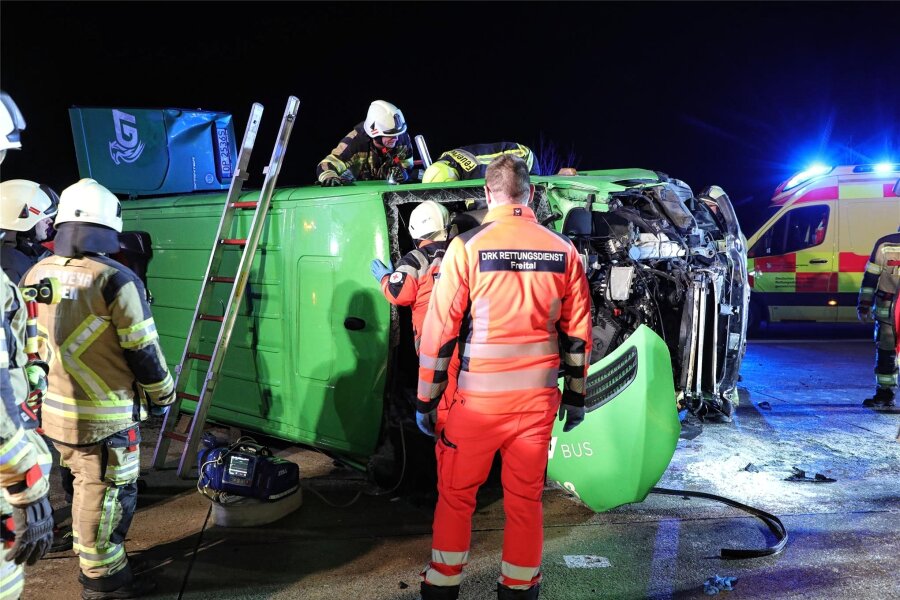 Schwerer Verkehrsunfall auf A 4 bei Nossen fordert mehrere Verletzte - Bei einem Unfall auf der Autobahn bei Nossen wurden in der Nacht neun Menschen verletzt.