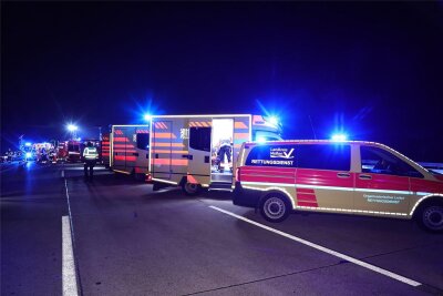Schwerer Verkehrsunfall auf A 4 bei Nossen fordert mehrere Verletzte - Rettungsdienste und Feuerwehren aus der Region um Nossen wurden zu dem Unfall auf der A 4 gerufen.