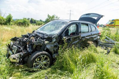 Schwerer Verkehrsunfall auf A 72 - Der BMW ist Totalschaden.