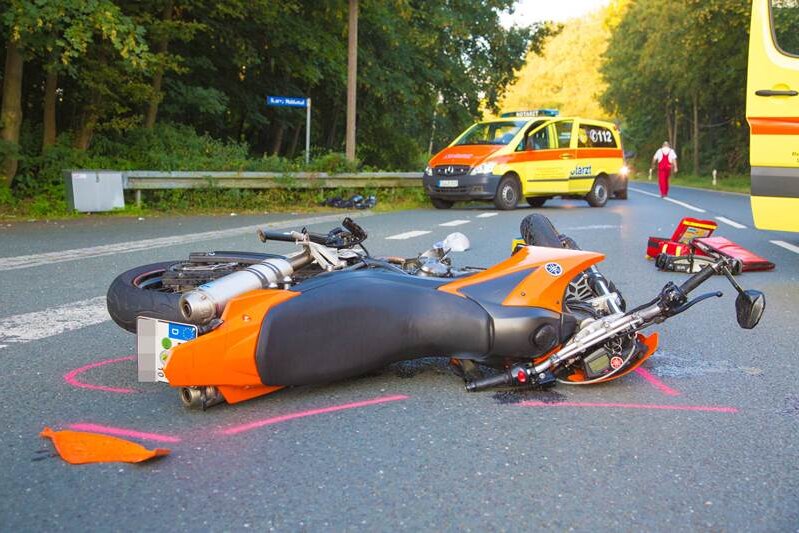 Schwerer Verkehrsunfall auf B 173 bei Freiberg - Der Fahrer dieses Motorrads und sein Beifahrer sind bei einem Unfall am Freitagmorgen auf der B 173 bei Freiberg schwer verletzt worden.