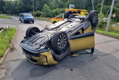 Schwerer Verkehrsunfall auf der Wolgograder Allee in Chemnitz - Der Toyota überschlug sich.