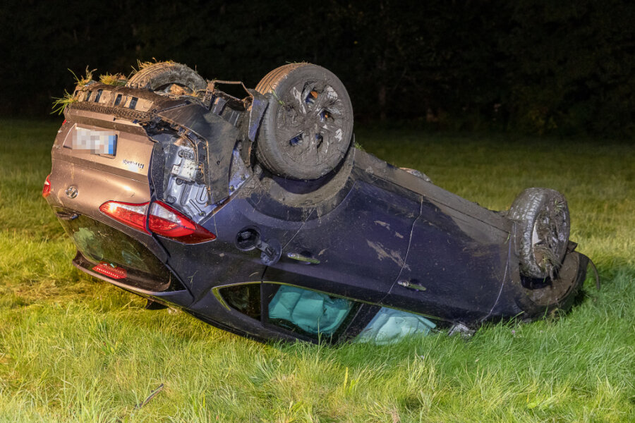 Schwerer Verkehrsunfall bei Mechelgrün: Auto überschlägt sich - Fahrer schwer verletzt - 