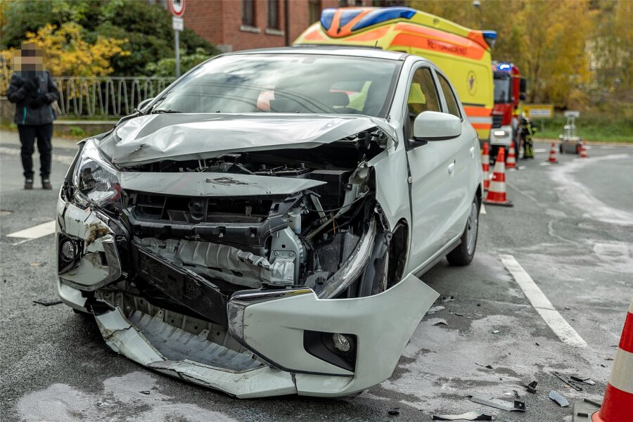 Schwerer Verkehrsunfall im Auerbacher Ortsteil Brunn - Der am Unfall beteiligte Mitsubishi musste abgeschleppt werden.