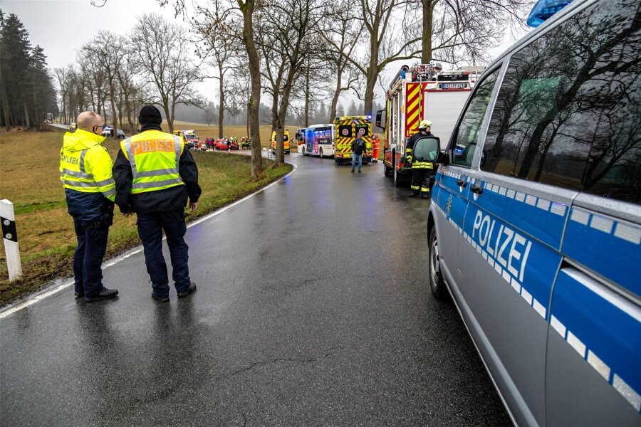 Schwerer Verkehrsunfall im Erzgebirge: 86-Jährige bei Kollision getötet - Ein schwerer Verkehrsunfall hat sich am Dienstagmittag in Zschorlau ereignet.