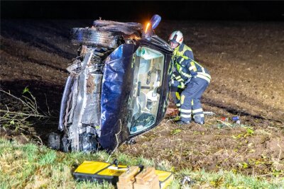 Schwerer Verkehrsunfall im Erzgebirge: Pkw fliegt fünf Meter hoch in eine Baumkrone - Am Mercedes, der auf der Fahrerseite liegen blieb, entstand Totalschaden.