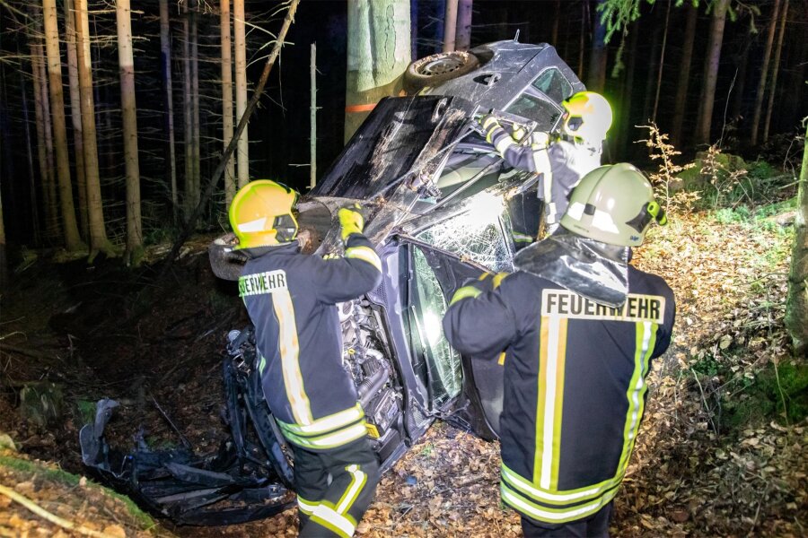 Schwerer Verkehrsunfall im Erzgebirge: Seat verunglückt zwischen Elterlein und Grünhain - Ein Seat ist am Donnerstagabend zwischen Elterlein und Grünhain verunglückt. Es gab drei Verletzte.