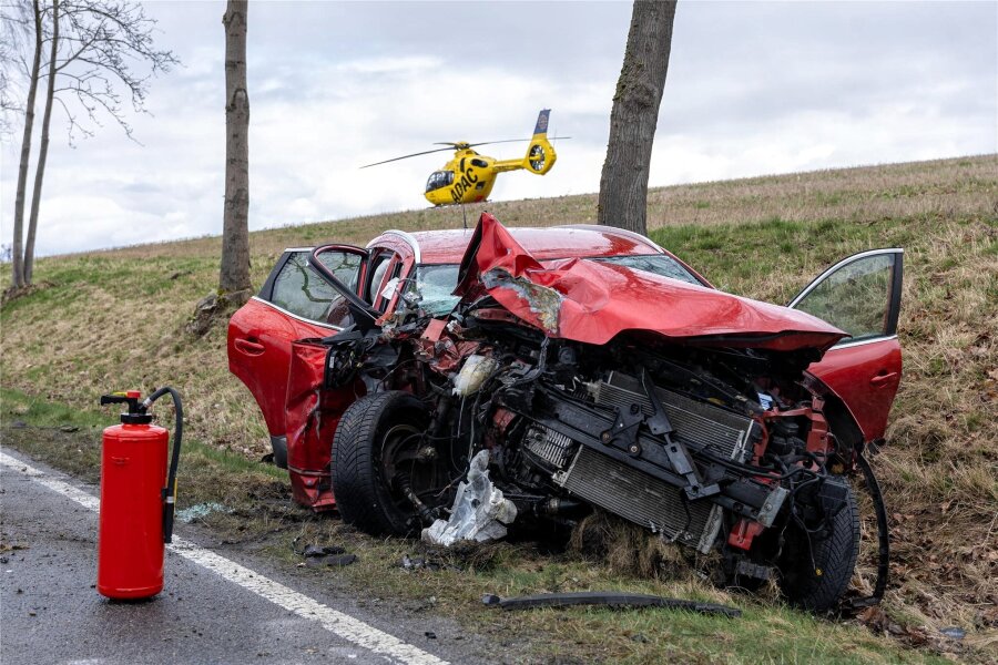 Schwerer Verkehrsunfall in Auerbach: Junger Mann lenkt Renault an Straßenbaum - Der Renault landete am Straßenbaum und ist nun Totalschaden. Der Fahrer wurde schwer verletzt.