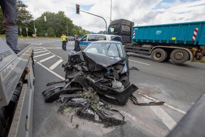 Schwerer Verkehrsunfall in Plauen: Auto fährt gegen Mauer - 