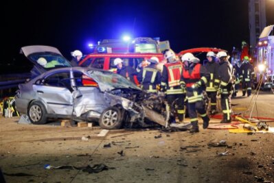 Schwerer Verkehrsunfall mit sechs Verletzten auf der A4 - Auf der A4 ist es in der Nacht von Freitag auf Samstag zu einem schweren Unfall gekommen.
