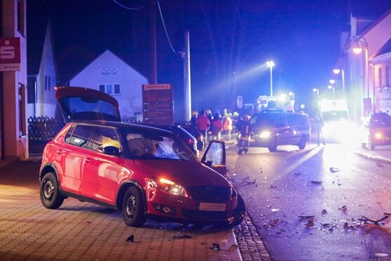 Schwerer Verkehrsunfall mit zwei Verletzten in Lichtentanne - 