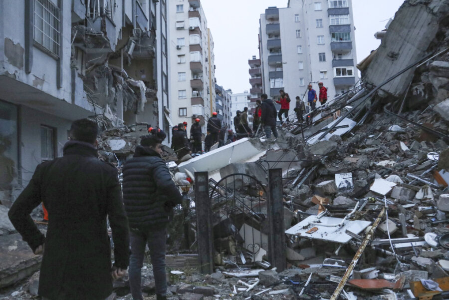 Schweres Erdbeben erschüttert Türkei und Syrien: Viele Tote, tausende Häuser zerstört - 