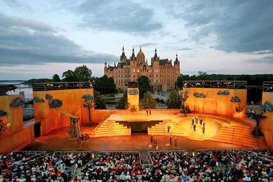 Schwerin: Ein Schloss und sieben Seen - Ein Traum: große Oper vor dem Schweriner Schloss