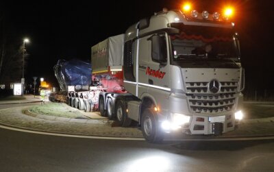 Schwerlasttransport zu Mitternacht: Neuer Heizkraftmotor wird nach Chemnitz geliefert - 