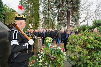 Schwerstes Grubenunglück in Zwickau: Kumpel ehren ihre toten Kollegen zum Jahrestag der Katastrophe - Am Gedenkstein für die 123 Opfer des Grubenunglücks von 1962 wurden am Mittwoch Kränze und Blumen niedergelegt. 