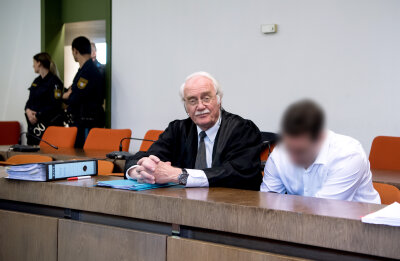 Schwerstverletzte Polizistin aus Brand-Erbisdorf - Schütze verurteilt - Der 38-jährige Angeklagte sitzt im Gerichtssaal neben seinem Anwalt Wilfried Eisell.