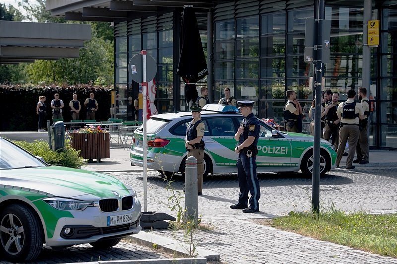 Schwerstverletzte Polizistin: Prozess gegen Schützen beginnt - Großeinsatz nach der Schießerei in einem Münchner S-Bahnhof. Jessica Lohse aus Brand-Erbisdorf wurde dabei schwer verletzt. 