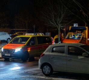 Schwerverletzt: Auto fährt Fußgänger an - Der Notarzt war nach dem Unfall am Auerbacher Vogtlandblick im Einsatz. Ein schwer verletzter Fußgänger wurde ins Krankenhaus gebracht. 