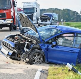 Schwerverletzte bei Autounfall - Auf der ehemaligen B 175 nahe Elsdorf stießen zwei Fahrzeuge zusammen.