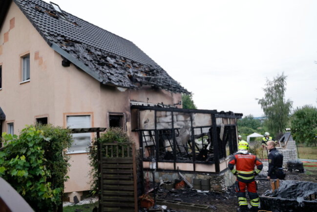 Schwerverletzte Person nach Brand in Niederwiesa - 