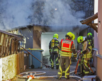 Schwerverletzter bei Garagenbrand in Oberlungwitz - 