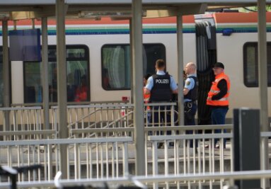 Schwerverletzter bei Messerangriff in Zug - Bahnbedienstete und Polizeibeamte am  Bahnhof in Niederlahnstein. In der Regionalbahn hat es einen Messerangriff auf einen Fahrgast gegeben.