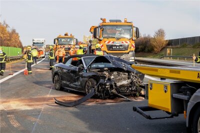 Schwerverletzter bei Unfall auf der A 72 bei Treuen - Die Feuerwehr Treuen musste den Fahrer aus dem Audi herausschneiden und danach ausgelaufene Betriebsmittel abbinden. 