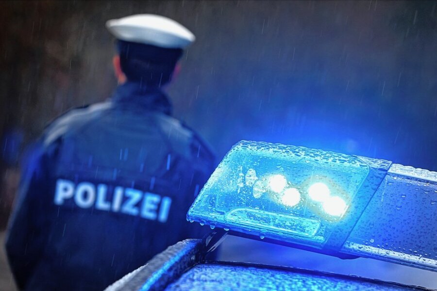 Schwerverletzter Mann nachts in Annaberg-Buchholz auf Gehsteig gefunden - In Annaberg-Buchholz wurde ein Mann von hinten niedergeschlagen. Die Polizei bittet um Hinweise. 