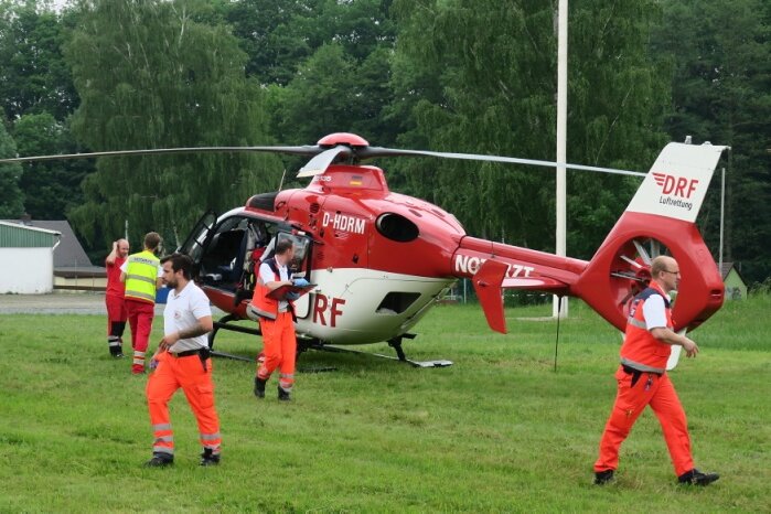 Schwerverletzter nach Arbeitsunfall in Einsiedel - Der Schwerverletzte wurde mit einem Rettungshubschrauber in ein Krankenhaus geflogen.