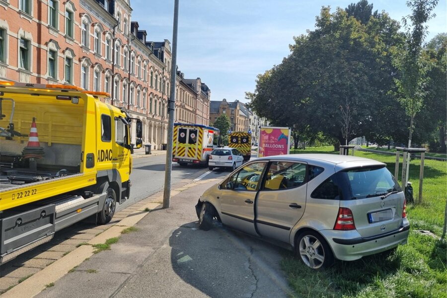 Schwerverletzter nach Kreuzungsunfall in Gablenz - An der Kreuzung Kreherstraße/Augustusburger Straße sind ein Mercedes und ein VW zusammengestoßen.
