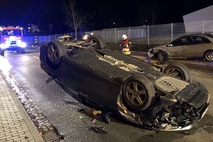 Schwerverletzter nach Pkw-Unfall in Meerane - Ein Auto kam am Samstagabend aus noch unbekannter Ursache von der Zwickauer Straße ab und stieß mit einem parkenden Pkw zusammen.