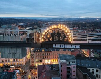 Schwibbogen leuchtet 48 Meter über der Stadt - Die wohl höchsten Schwibbögen in Zwickau sind auf dem Kranausleger auf der Schocken-Baustelle installiert worden. 