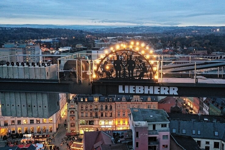 Schwibbogen leuchtet 48 Meter über der Stadt - Die wohl höchsten Schwibbögen in Zwickau sind auf dem Kranausleger auf der Schocken-Baustelle installiert worden. 