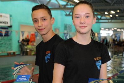 Schwimmen: Duo aus Schwarzenberg steckt sich hohe Ziele für 2024 - Der SV Tanne Thalheim hat Lenja Nitschke und Darius Uloth aus Schwarzenberg beim Wichtelschwimmens am Sonnabend als „Beste Schwimmer des Jahres“ geehrt.