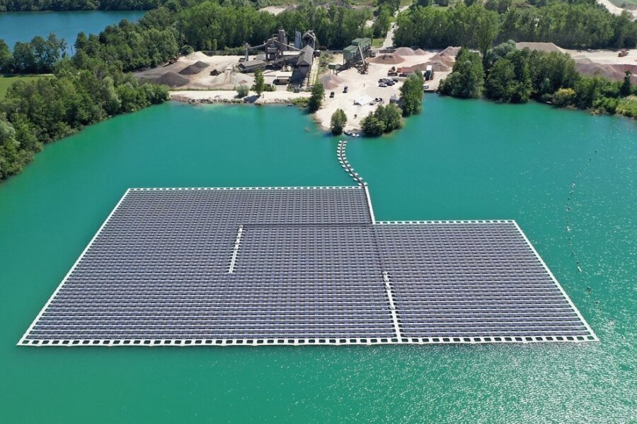 Im badischen Renchen ist 2019 die erste größere schwimmende Solaranlage auf dem Baggersee Maiwald in Betrieb gegangen. In der Lausitz soll nun auf  dem künftigen "Cottbuser Ostsee" eine 28 Mal so großer Solarpark auf dem Wasser Strom produzieren. 