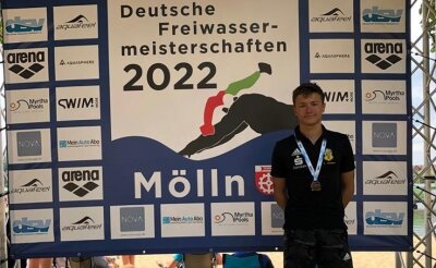 Schwimmer holt im Zielsprint Bronze - Der Erfolg von Jeremy Kunz in Mölln wurde mit diesem Foto für die Vereins- und die Familienchronik festgehalten. 