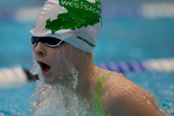 Schwimmerin schlägt zuerst an - Schwimmerin Laura Wilsdorf.