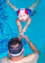 Schwimmkurs-Gutschein: Eine gute Lösung? - Kinder-Schwimmkurs des Schwimmteams Erzgebirge: Alexander Steiner hilft Eddie, die richtige Technik zu erlernen.