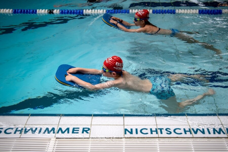 Schwimmkurse: Allerorts lange Wartelisten für Kinder - Während des coronabedingten Lockdowns ist der Schwimmunterricht an den Schulen ausgefallen. 