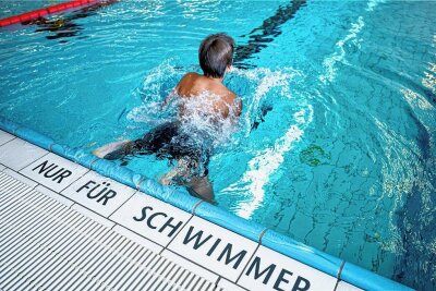 Schwimmkurse im Freibad Rochlitz: Wo Kinder schwimmen lernen - Oft lernen Kinder bei Seepferdchenkursen das Schwimmen. Auch in Rochlitz werden im Sommer Kurse angeboten. 