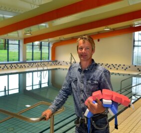 Schwimmunterricht mit Hindernissen - Sven Sobotka, der mit seinem Hausmeisterservice für das Sportforum in Hainichen zuständig ist, freut sich schon auf den Neustart am Montag im sanierten Lehrschwimmbecken. 