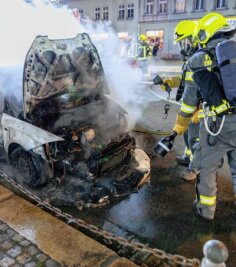 Seat gerät auf B 95 in Flammen - Die Feuerwehr konnte den Brand rasch löschen. 