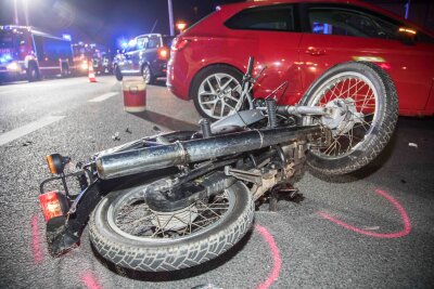 Seat kollidiert mit Simson - Zwei Schwerverletzte auf B101 - Der Mopedfahrer und seine Mitfahrerin wurden schwer verletzt. 