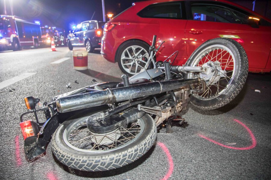 Seat kollidiert mit Simson - Zwei Schwerverletzte auf B101 - Der Mopedfahrer und seine Mitfahrerin wurden schwer verletzt. 