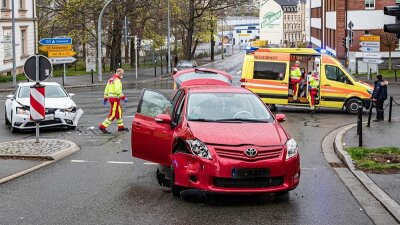 Seat und Toyota kollidieren an Ampelkreuzung in Plauen - 
